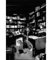 Serge Gainsbourg dans sa bibliothèque par Tony Frank